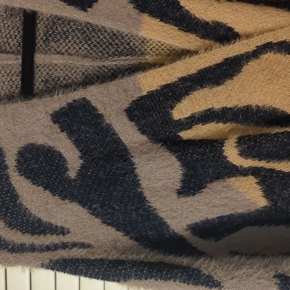 Coco and Carmen ruana - Picture 3 of 4